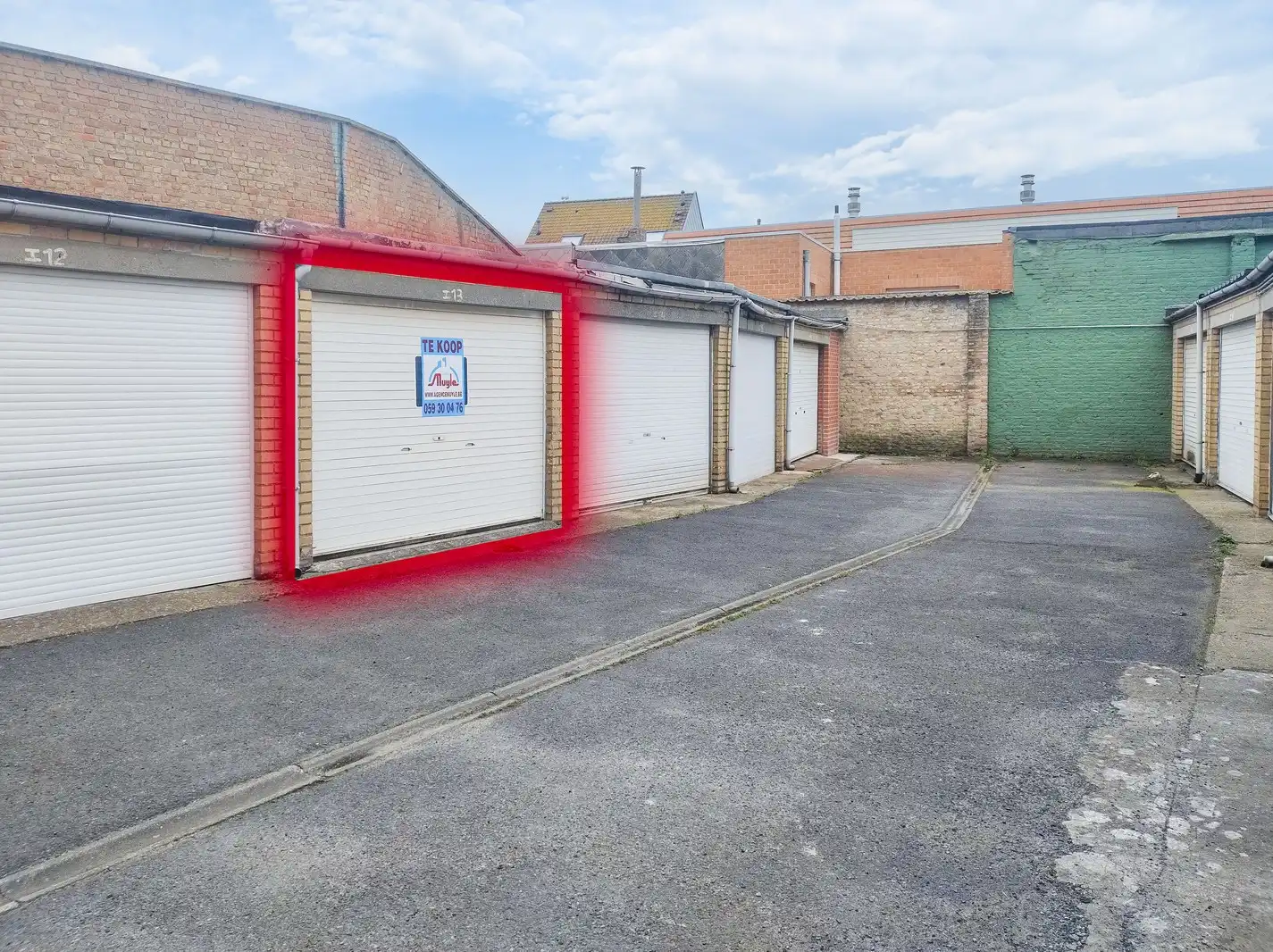 Ruime, afgesloten garagebox te koop foto {{pictureIndex}}