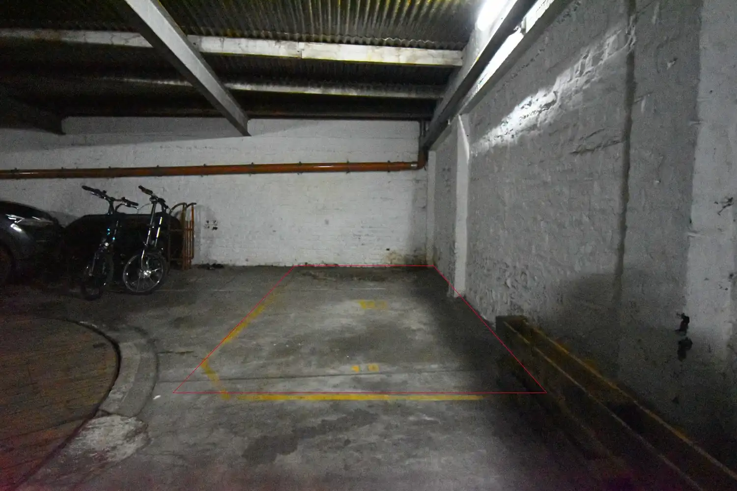 Overdekte staanplaats in gemeenschappelijke garage centraal gelegen tussen Avenue Louise en Hallepoort foto {{pictureIndex}}