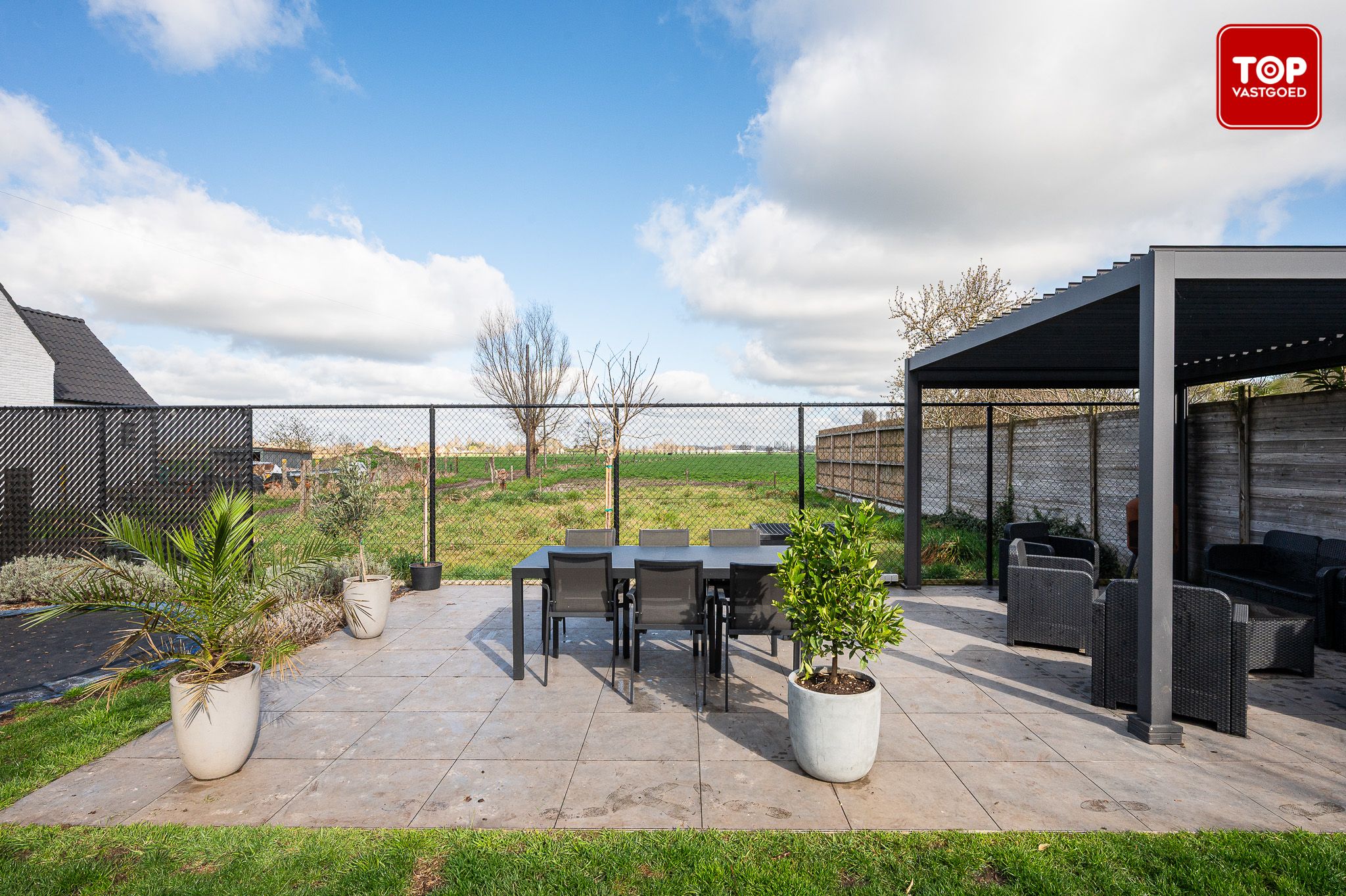 instapklare woning met zicht op uitgestrekte velden foto 22