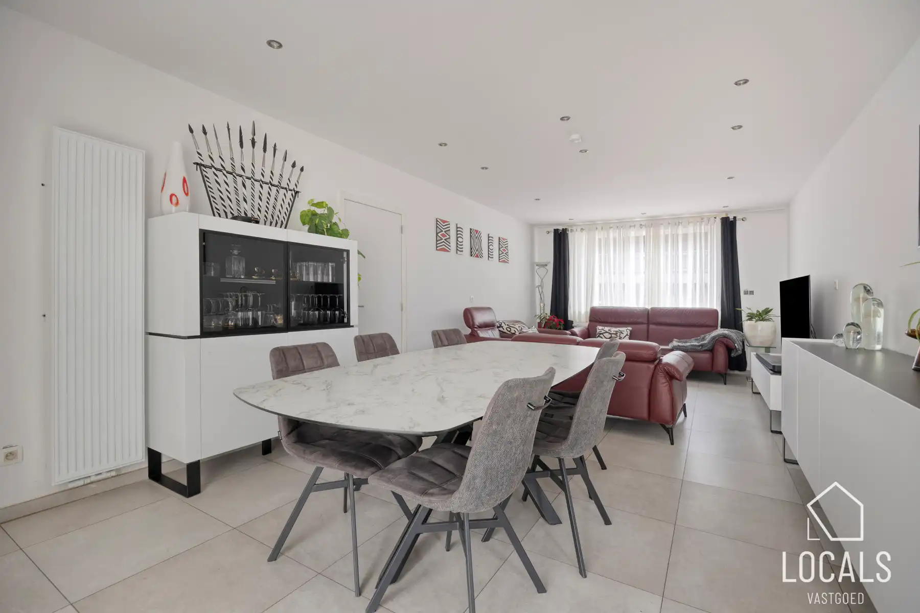 Instapklare woning met 5 slaapk., 3 badkamers en tuin foto 2