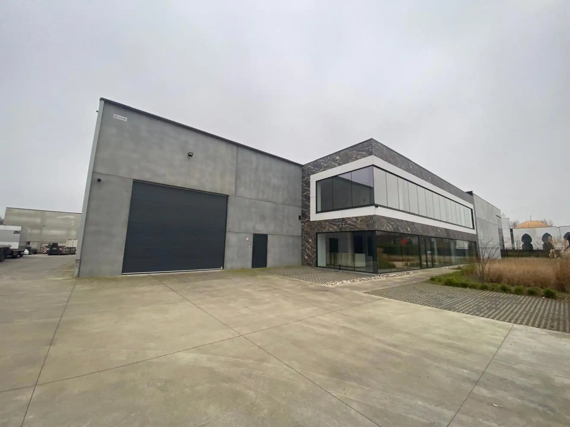 Zo goed als nieuw bedrijfsgebouw te huur in Sint-Niklaas foto 8