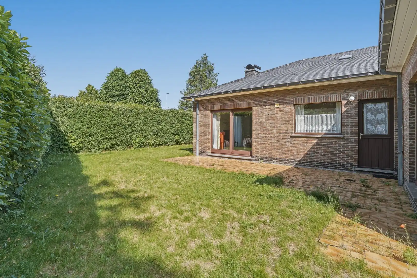 Vrijstaande bungalow met 3 slaapkamers, ruime garage en zonnige tuin foto 3