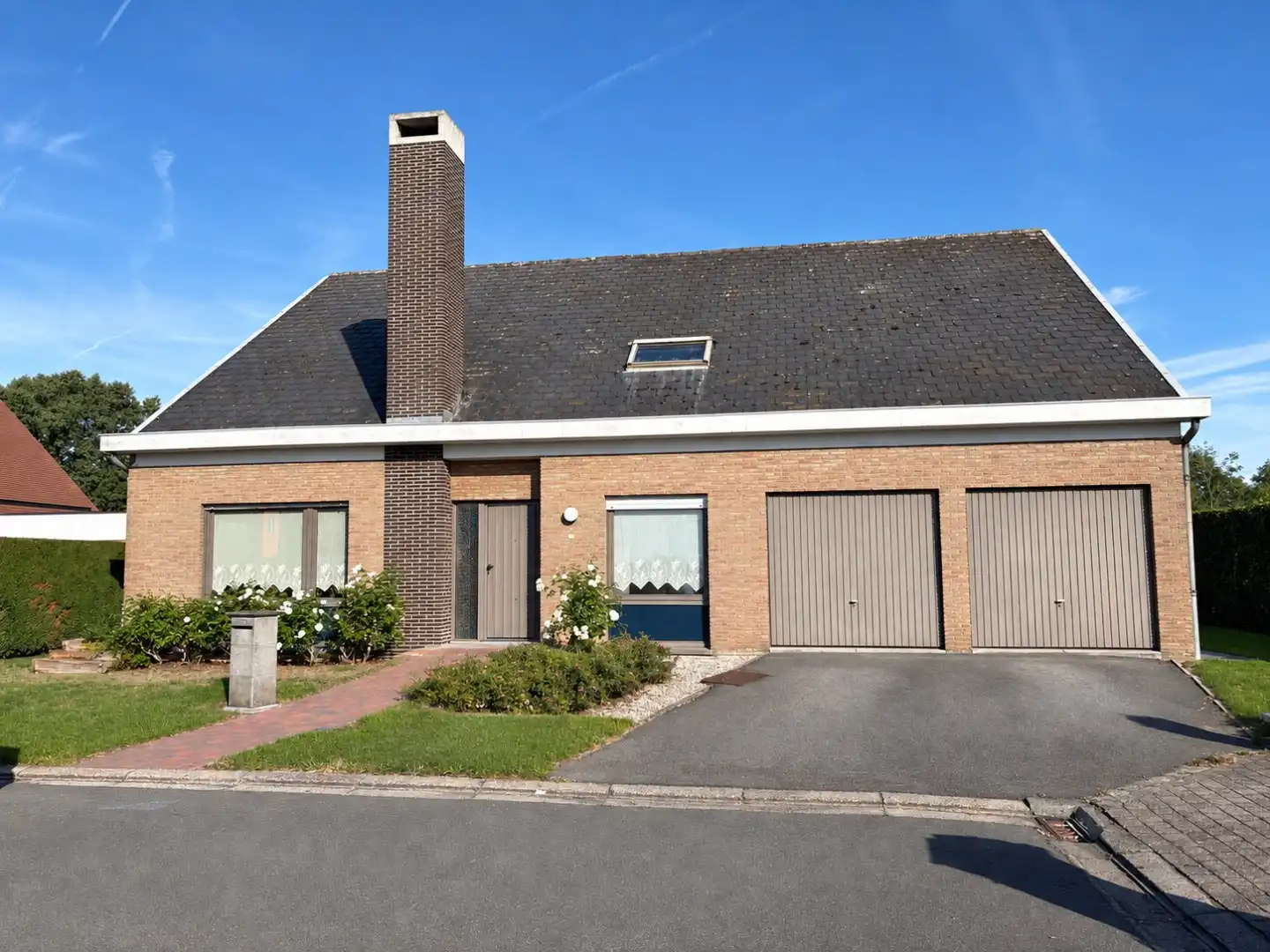 Hoofdfoto van de publicatie: Ruime alleenstaande woning te koop met veel potentieel in Bissegem 