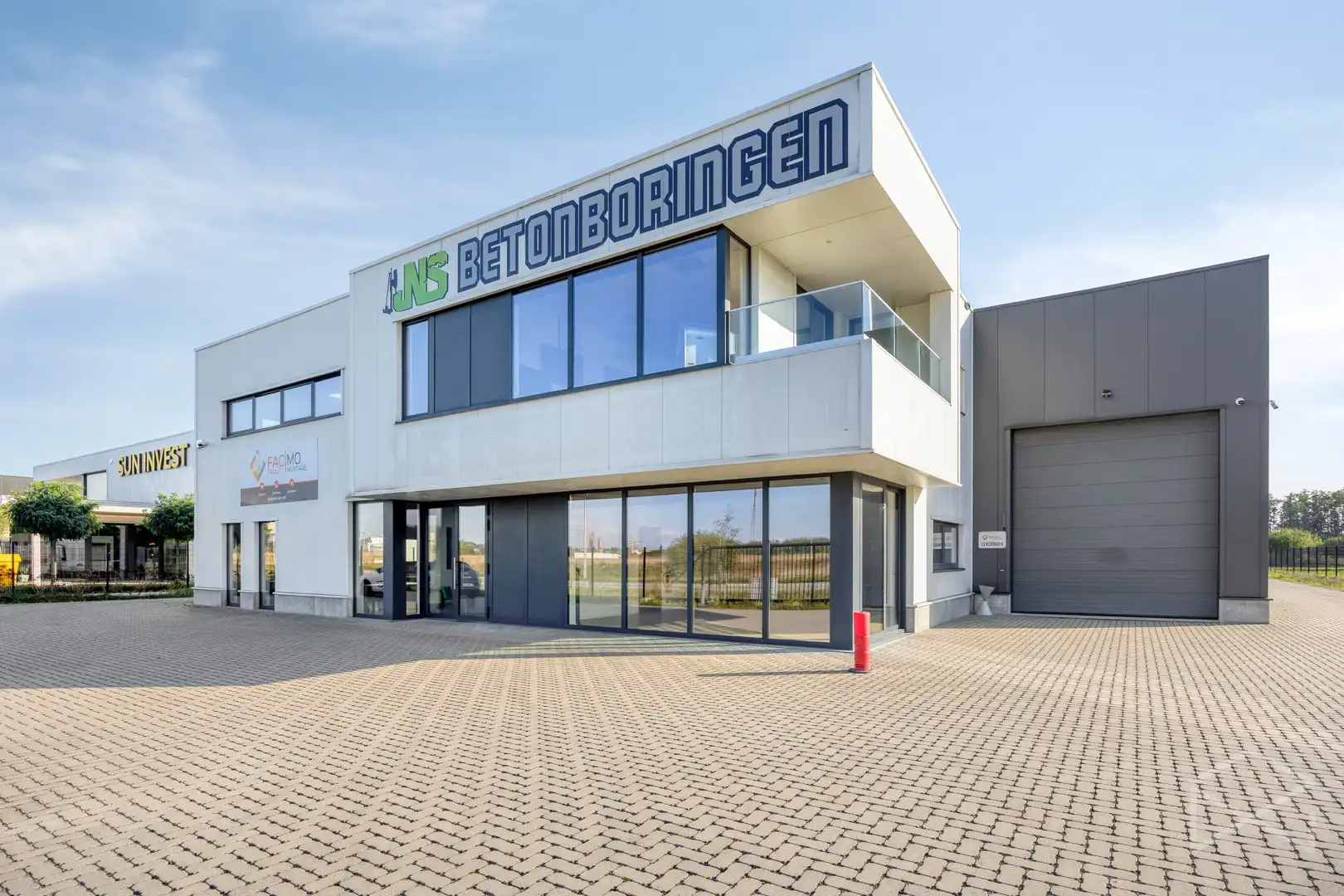Magazijn met bureauruimte en parkeerplaatsen te huur in Tessenderlo-Ham foto 2