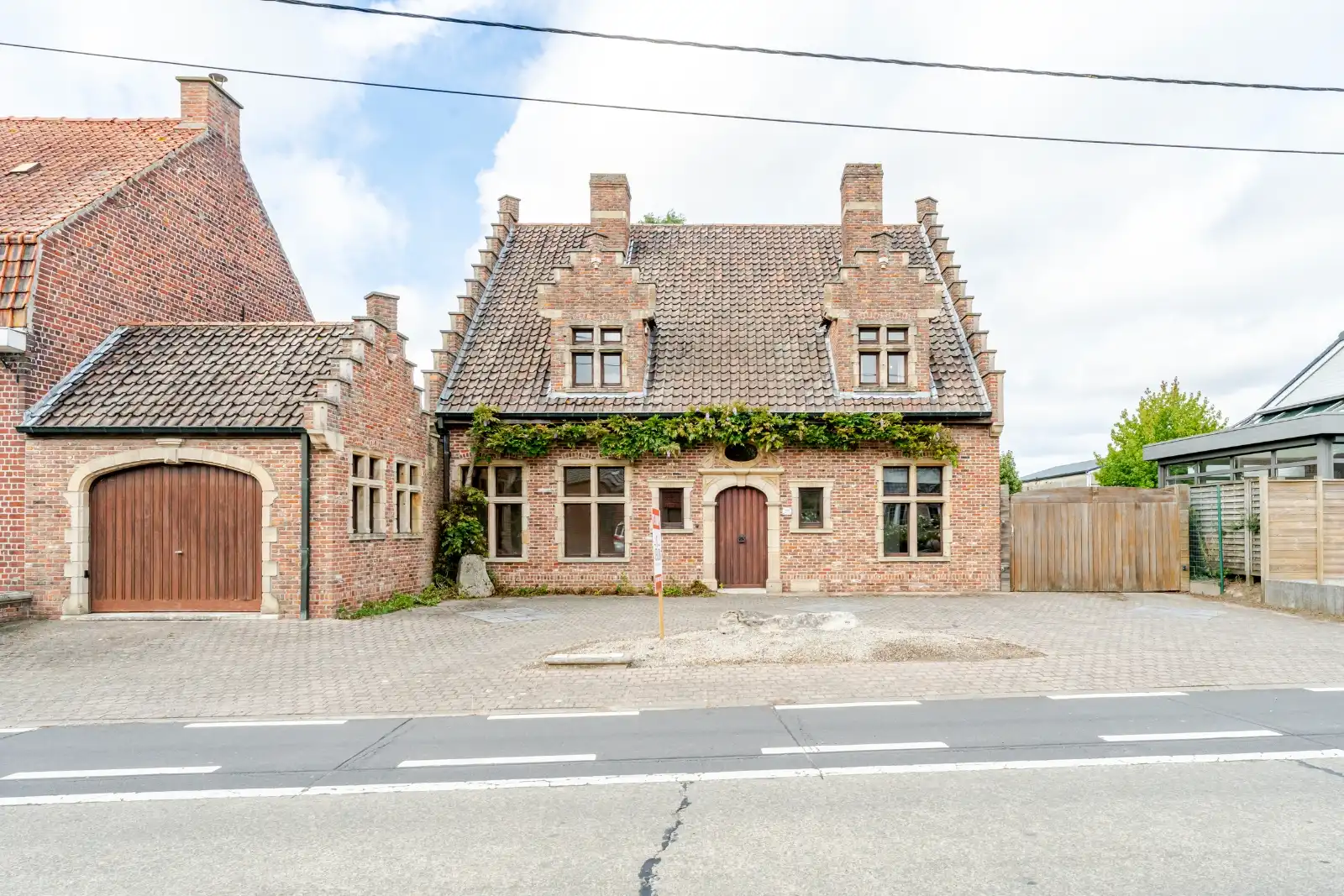 Karaktervolle halfopen woning op een riant perceel van 2.144 m² in Sint-Eloois Winkel! foto 2