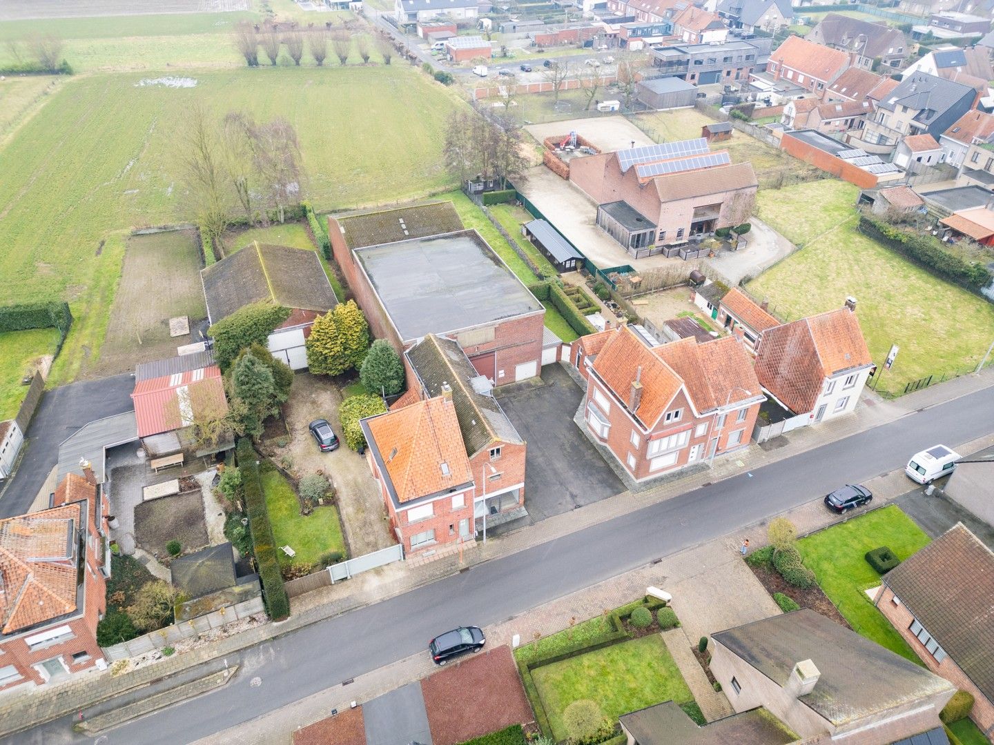 Ruime opslagplaats met voorliggende parkeerplaats te Izegem, Bosmolens foto 2