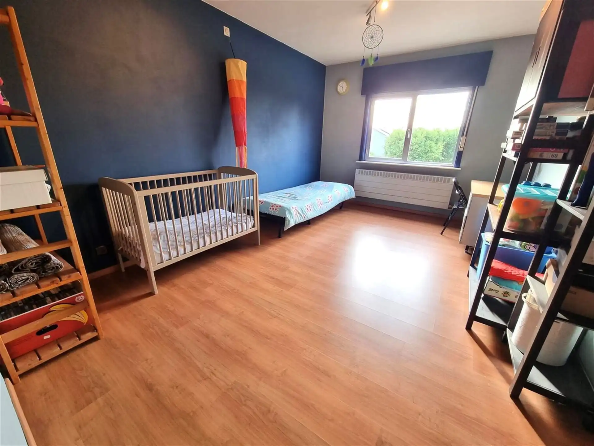 Instapklare gezinswoning, grote slaapkamers, nieuwe keuken en badkamer met zuidgerichte tuin en garage foto 9