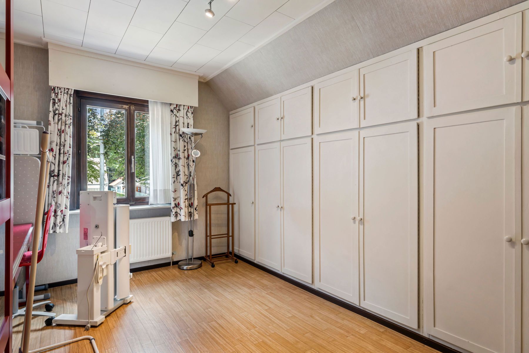 ONDER OPTIE Ruime villa in zeer goede staat met grote garage foto 25