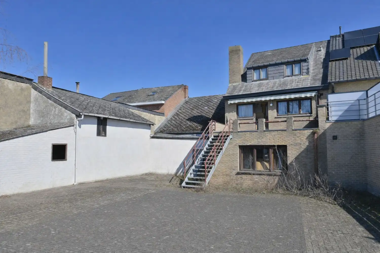 Op te frissen woning met atelier in het centrum van Lananken foto 2