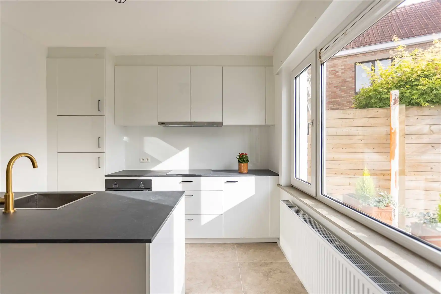 Gerenoveerde woning vol licht in centrum Destelbergen foto 6