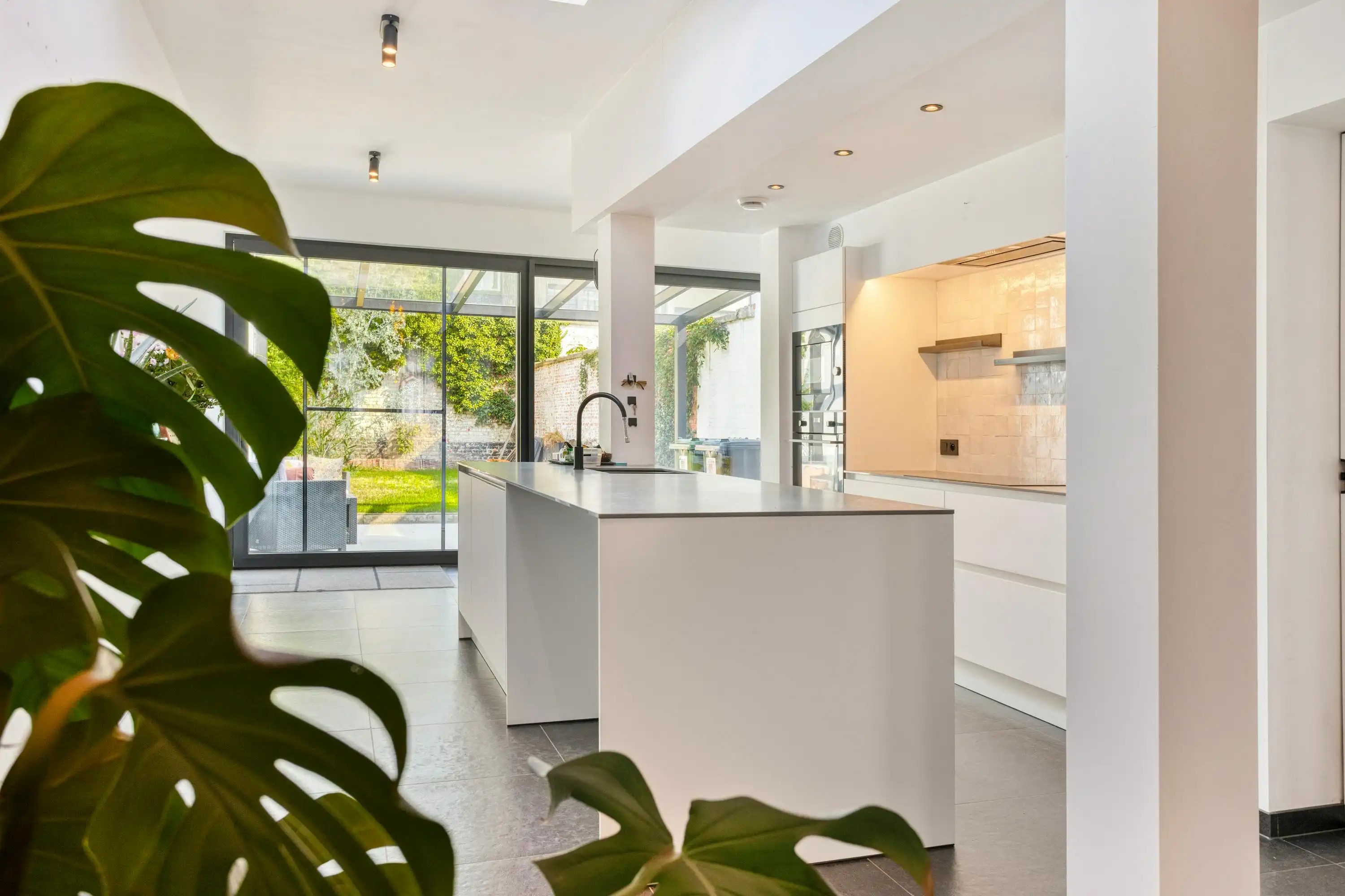 Kwalitatief gerenoveerde centrumwoning met tuin in Ieper foto 7