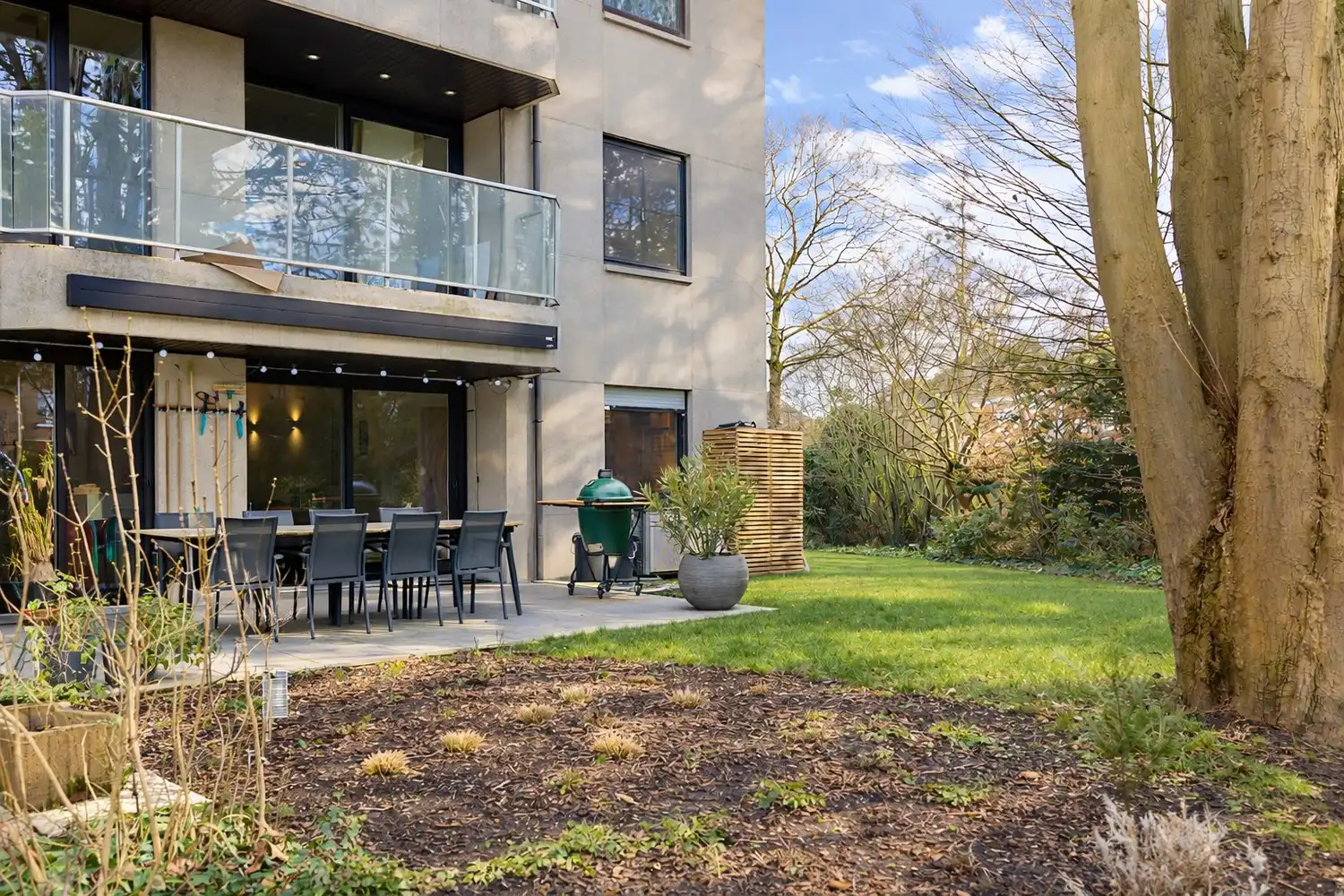 Hoogwaardig gerenoveerd villa-appartement met grote zonnige tuin. foto 3