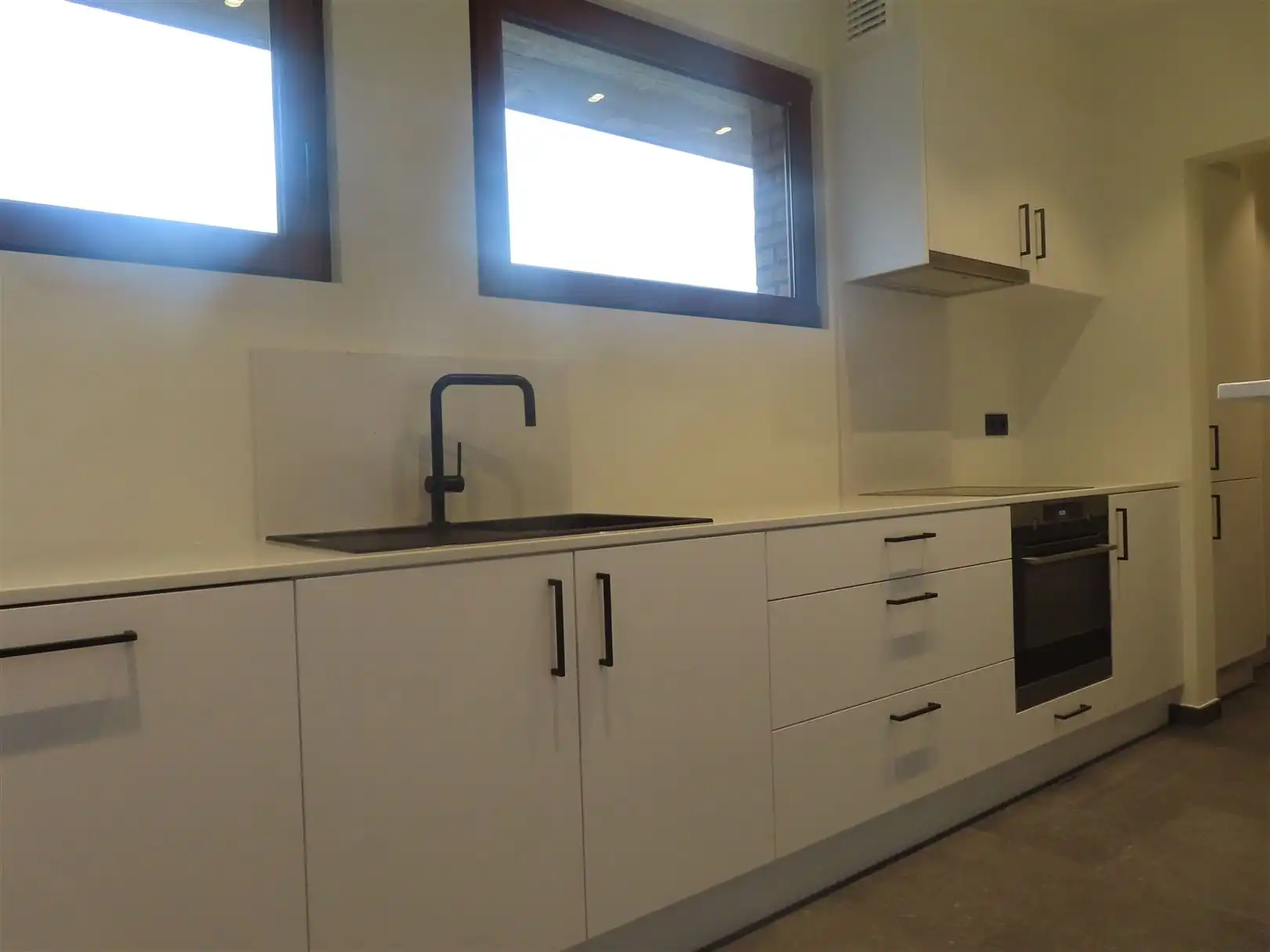 Duplex appartement in hartje Antwerpen met 2 slaapkamers, 2 badkamers, ingerichte dressing, bureau en zonneterras! foto 7