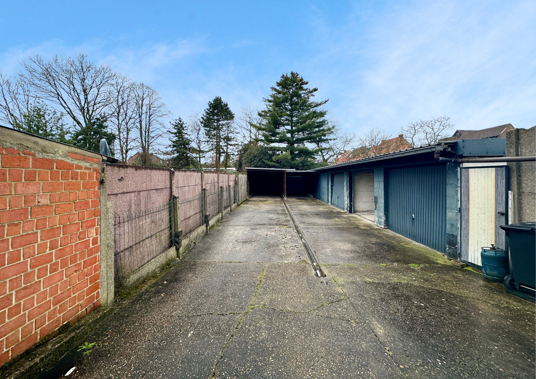 Goed gelegen, ruime woning met garage+carport foto 16