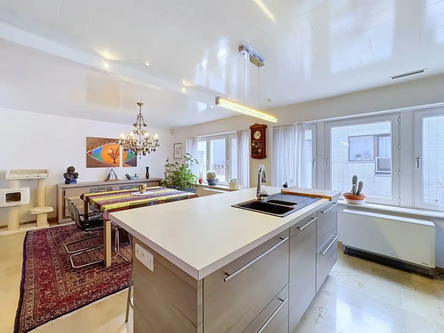 Ruime en centraal gelegen woning met dubbele garage foto 5