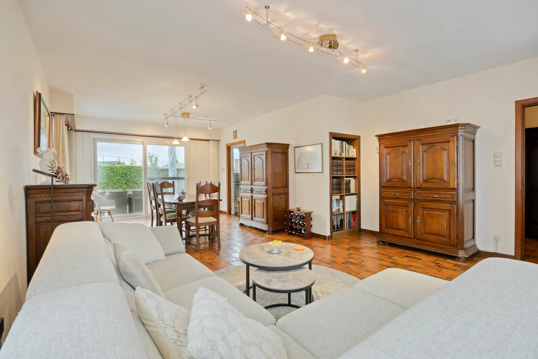 Karaktervolle woning met omheinde tuin en veel staanplaatsen foto 5