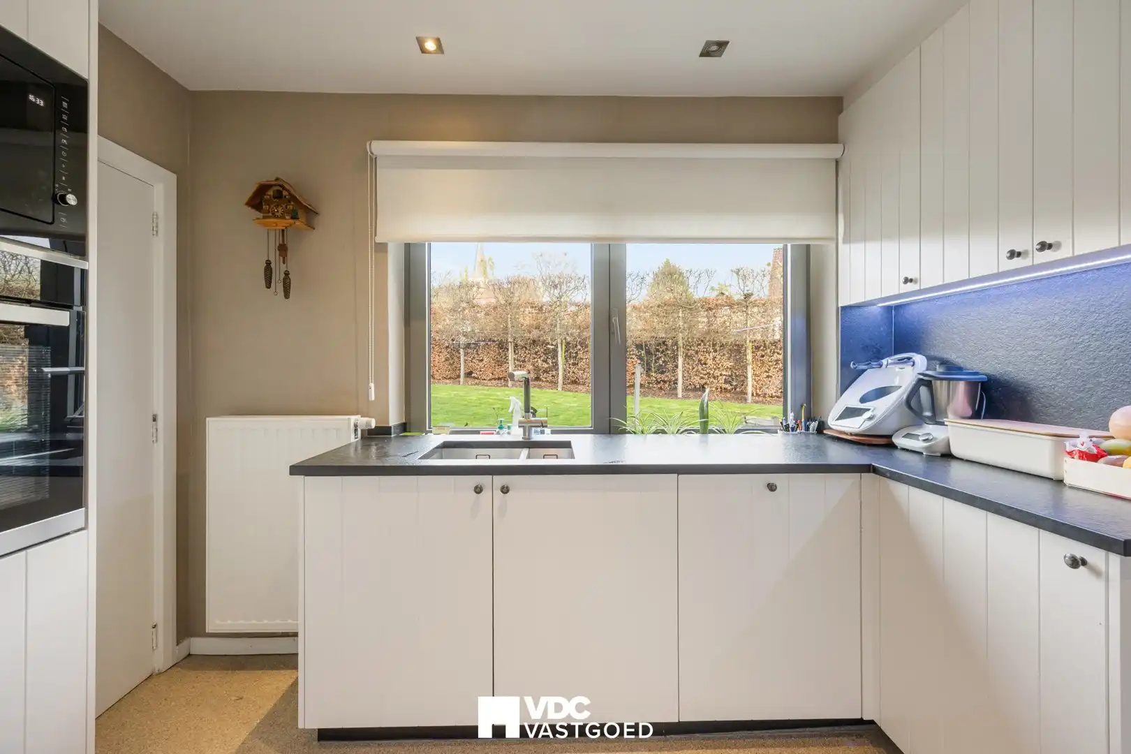 Ruime villa met praktijkruimte of extra woonruimte, zicht op bloesemweide en perceel van 1.745 m² foto 12