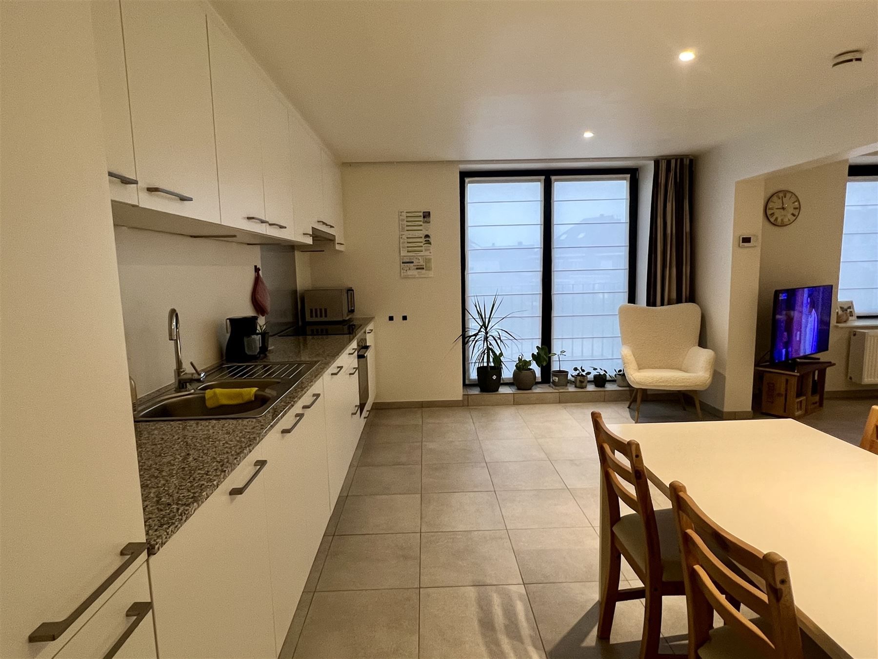 Goed gelegen eigentijds appartement foto 7