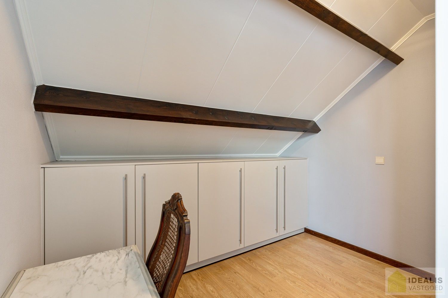 RUIME, INSTAPKLARE EN ENERGETISCH AANGEPASTE WONING VOORZIEN VAN 15 ZONNEPANELEN EN ZONNEBOILER. RIANTE WOONKAMER, KNAPPE KEUKEN, APART BUREEL, APARTE HOBBYRUIMTE, FIJNE WASPLAATS, 4 SLAAPKAMERS, 2 BADKAMERS EN INPANDIGE GARAGE! foto 39