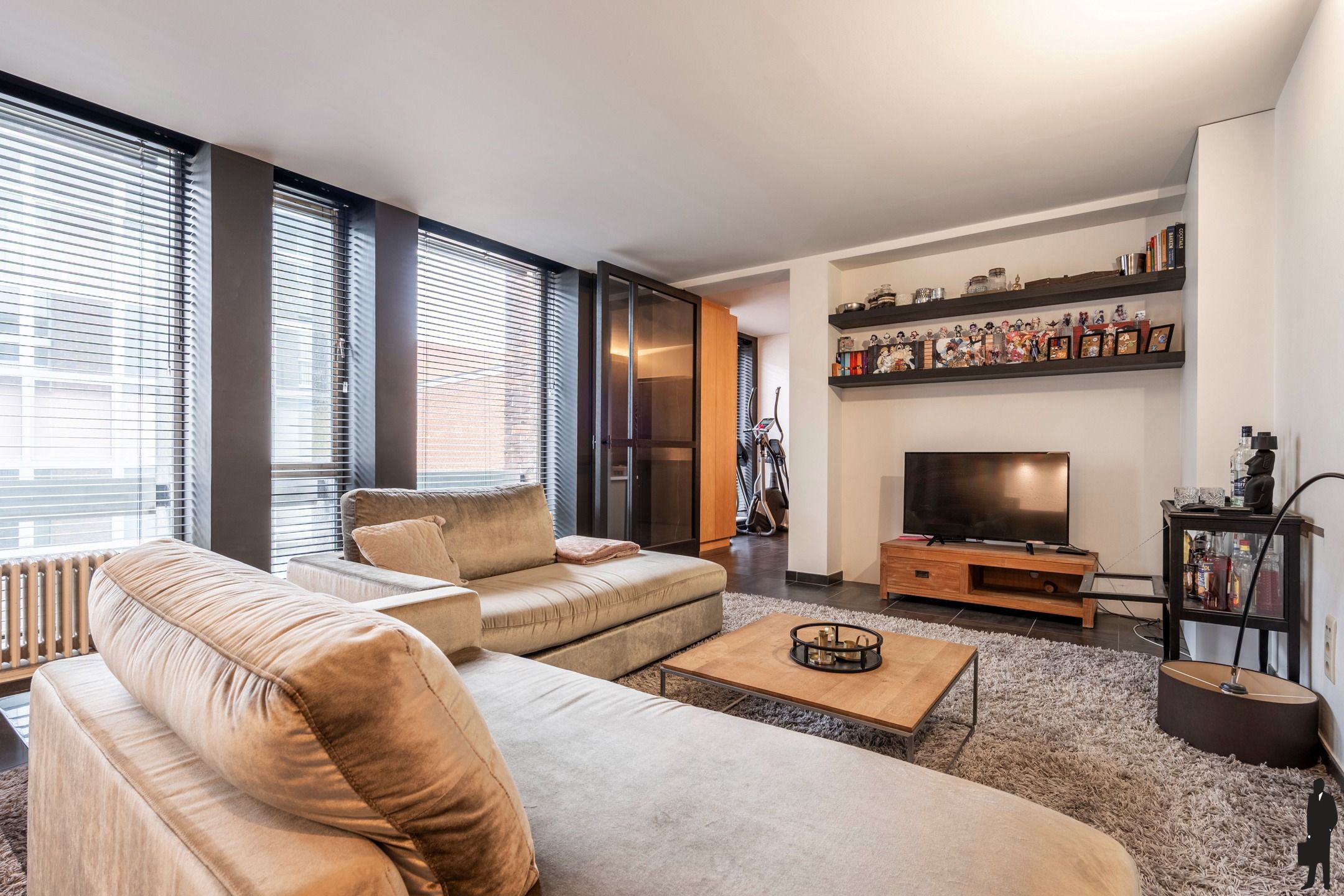 Stijlvol bemeubeld appartement van 97m² met unieke bankkluis foto 2