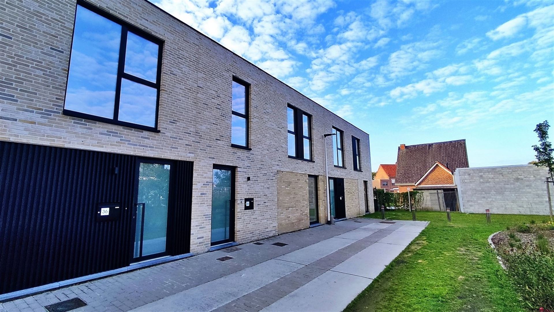 Energiezuinige woning te huur nabij het centrum van Wevelgem foto {{pictureIndex}}