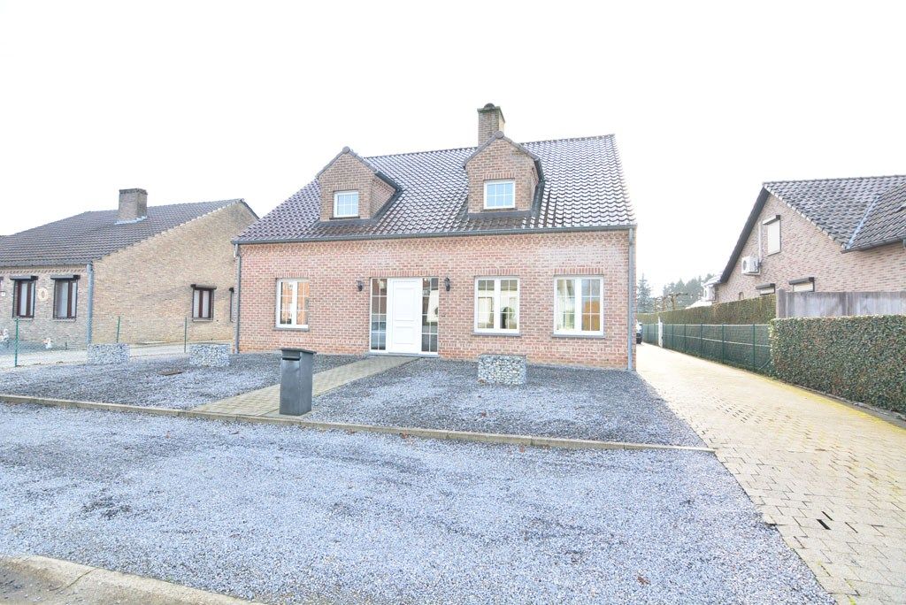 Vrijstaande woning met 4 slpks. en 2 bdks. op een perceel van 12a38ca. foto {{pictureIndex}}