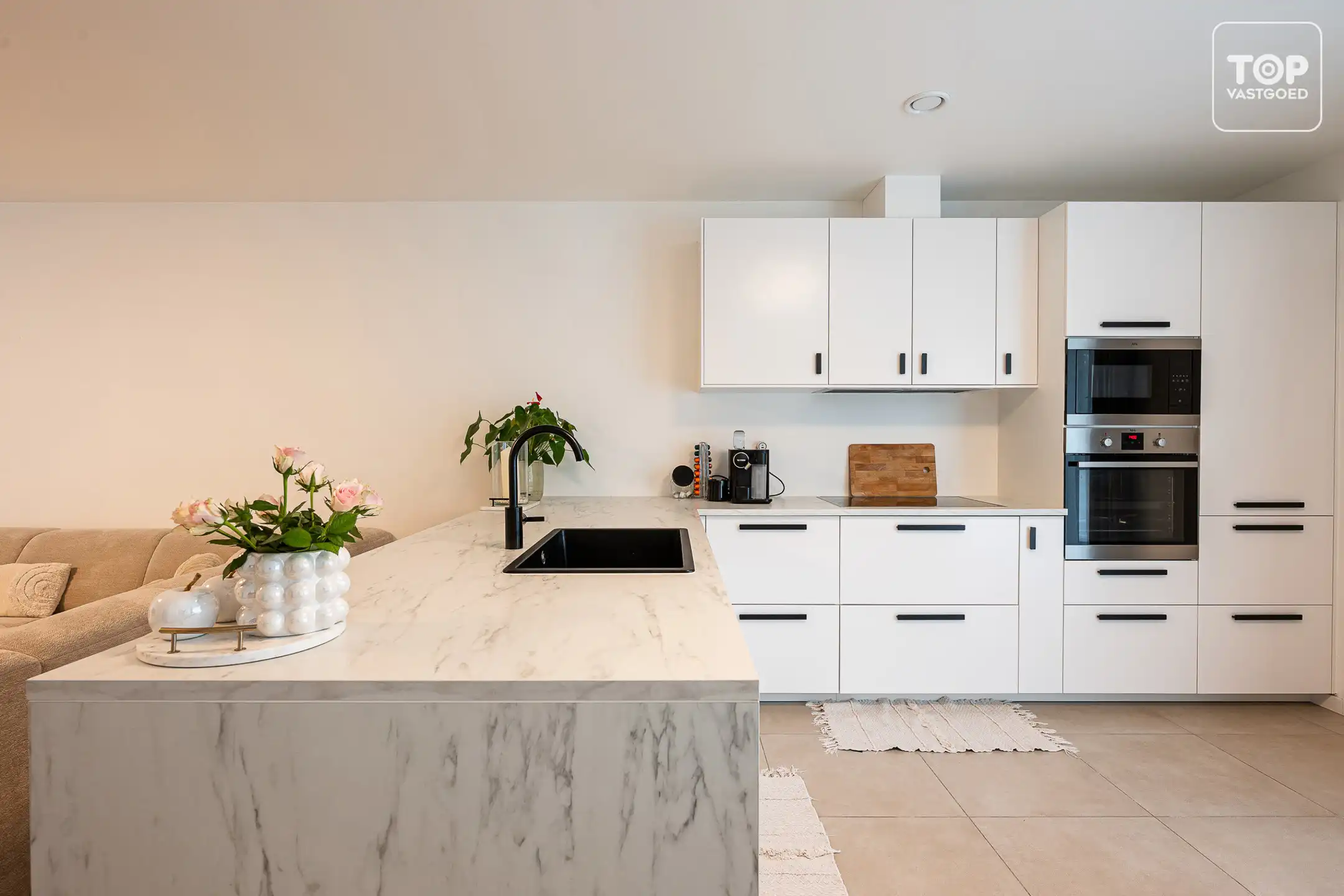 Totaal gerenoveerde woning met 3 slaapkamers, tuin en garage. foto 7