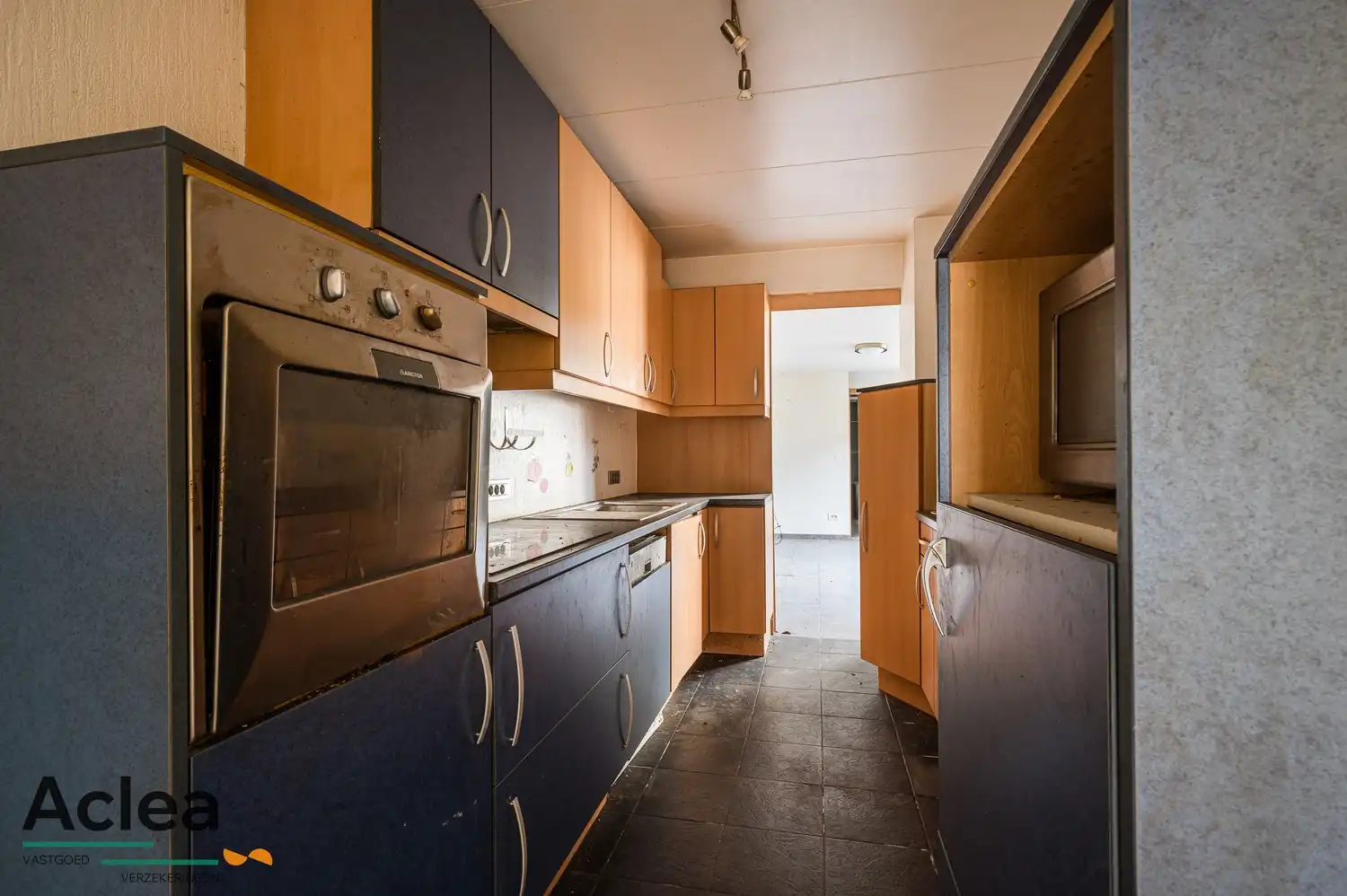 Te renoveren woning met grote magazijnruimte en veel potentieel foto 14