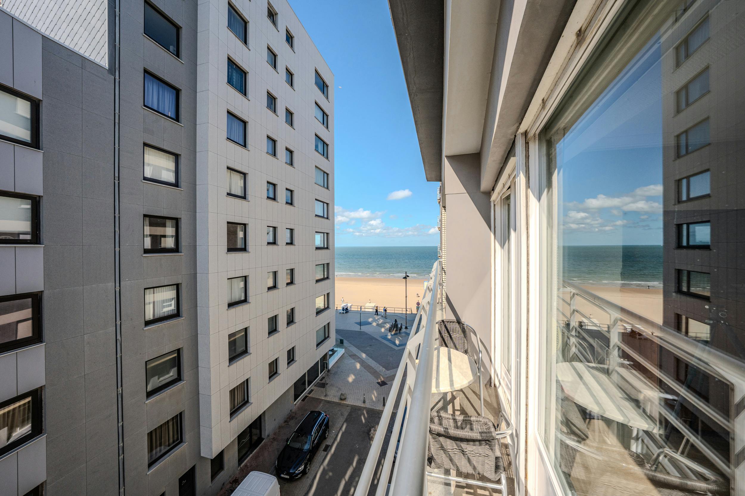 Lichtrijke studio te koop met zijdelings zeezicht en terras! foto 3