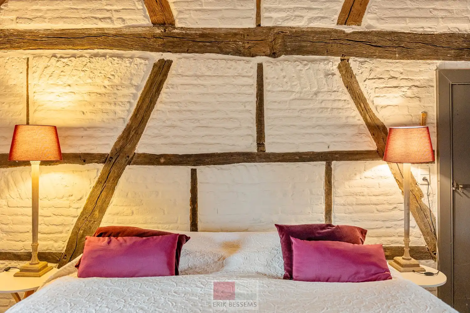 Een zeer karaktervol woonerf van maar liefst 3996 m² met bijzondere uitstraling, bestaande uit een prachtige hoofdwoning (voormalige schuur en stallen) en een charmant vakwerkhuis. foto 57