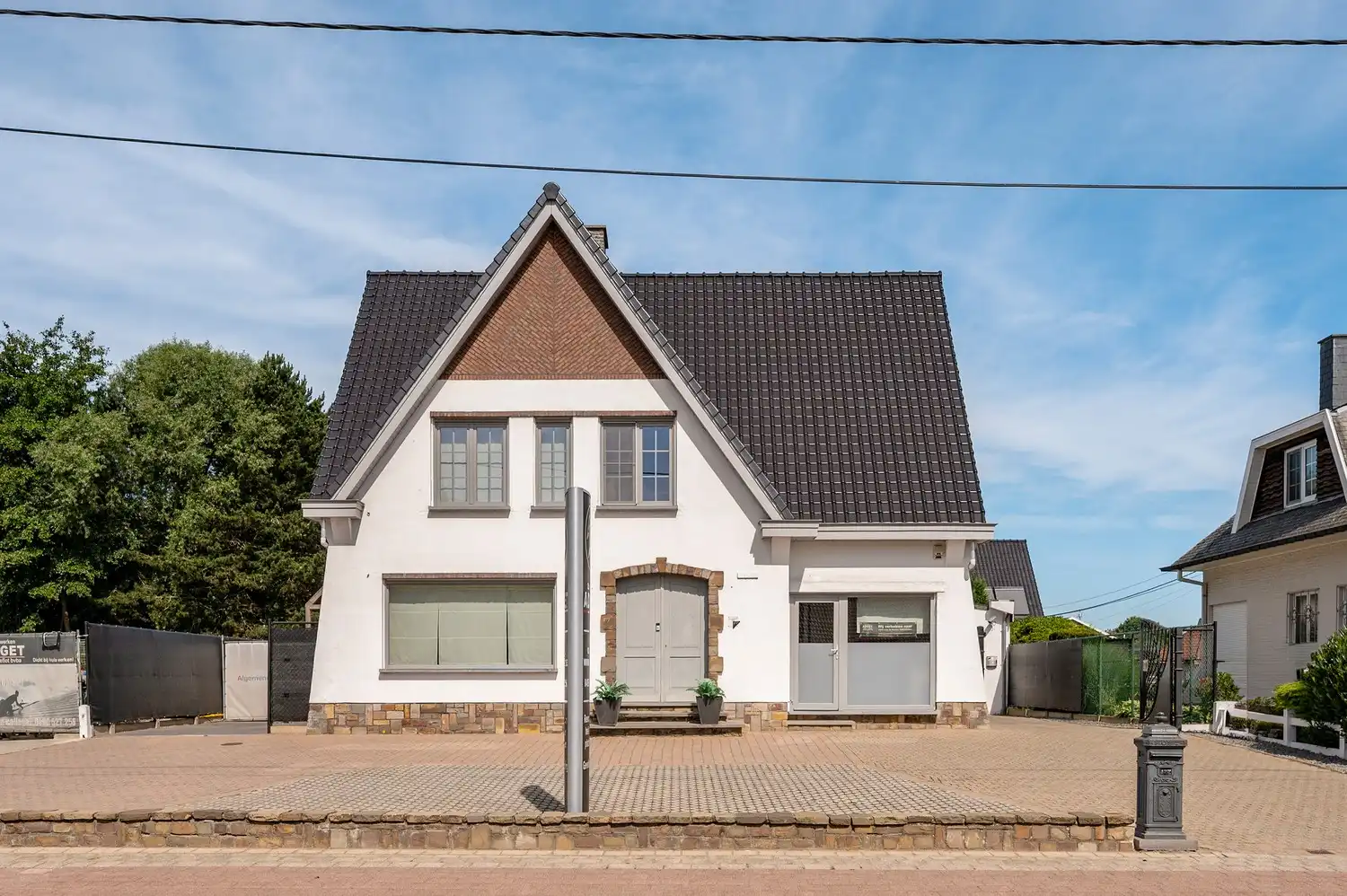 Ruime, degelijke gezinswoning met magazijn op een perceel van 930 m². foto 2