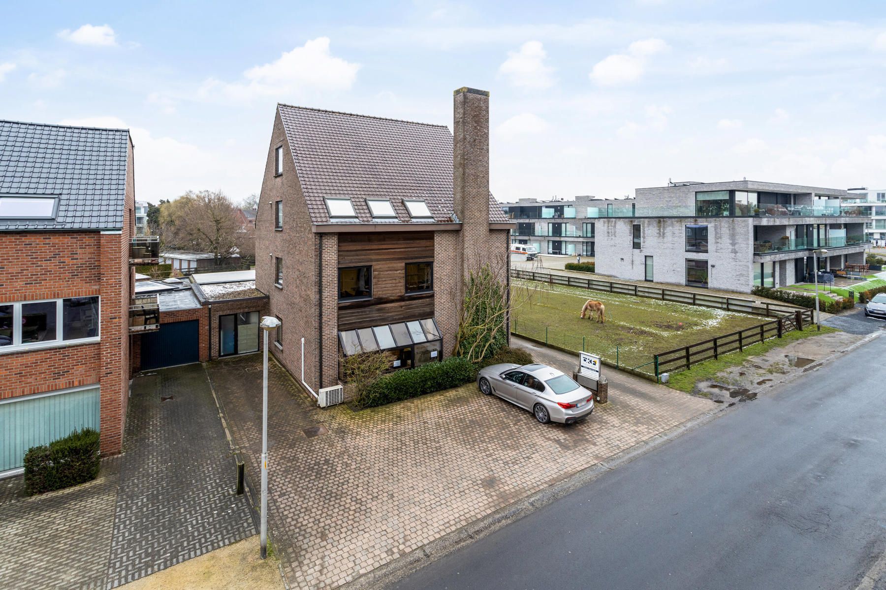 Opbrengsteigendom met handelsruimte en 2 appartementen foto 37