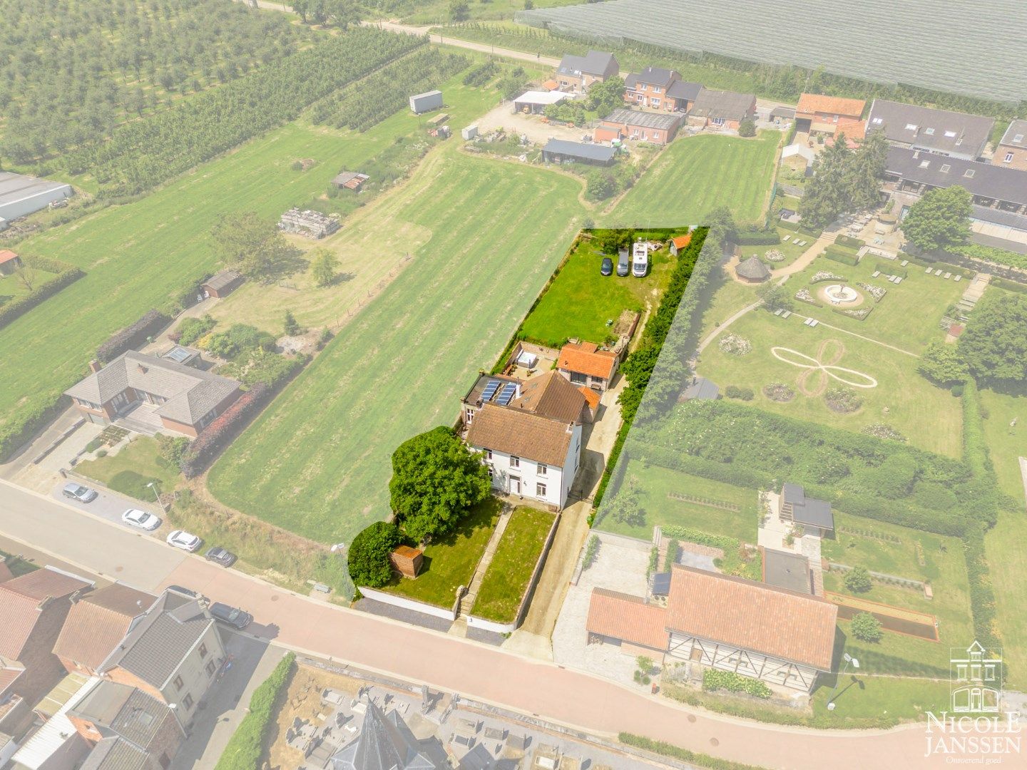 Statige woning op een aangename en rustige locatie foto 34