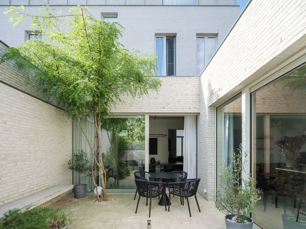 Architectuur en authenticiteit gecombineerd in Centrum Gent – Imposante, architecturale townhouse met 4 slaapkamers, 2 badkamers, stadstuin en dakterras naar een ontwerp van Elemelent Architecten. foto 6