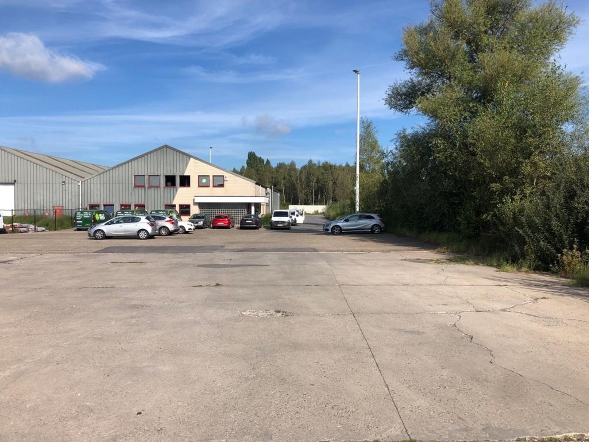 Magazijn 378 m² + kantoor 180m²  en terrein 510m² te huur foto 10