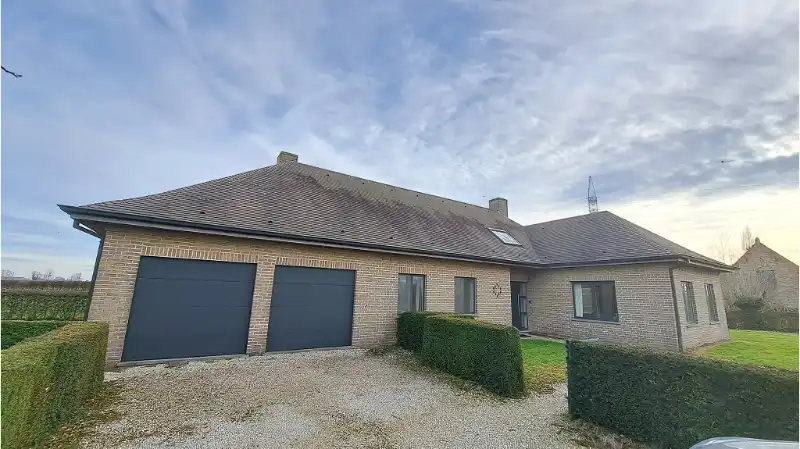 Conciergewoning - Laagbouwvilla met 3 slaapkamers, dubbele garage en tuin te huur in Diksmuide foto {{pictureIndex}}