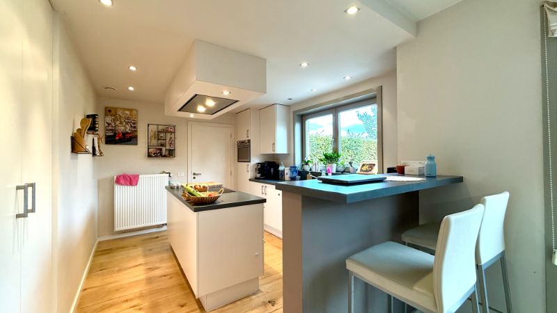 Charmante woning in fermettestijl met drie slaapkamers en mooie tuin foto 5