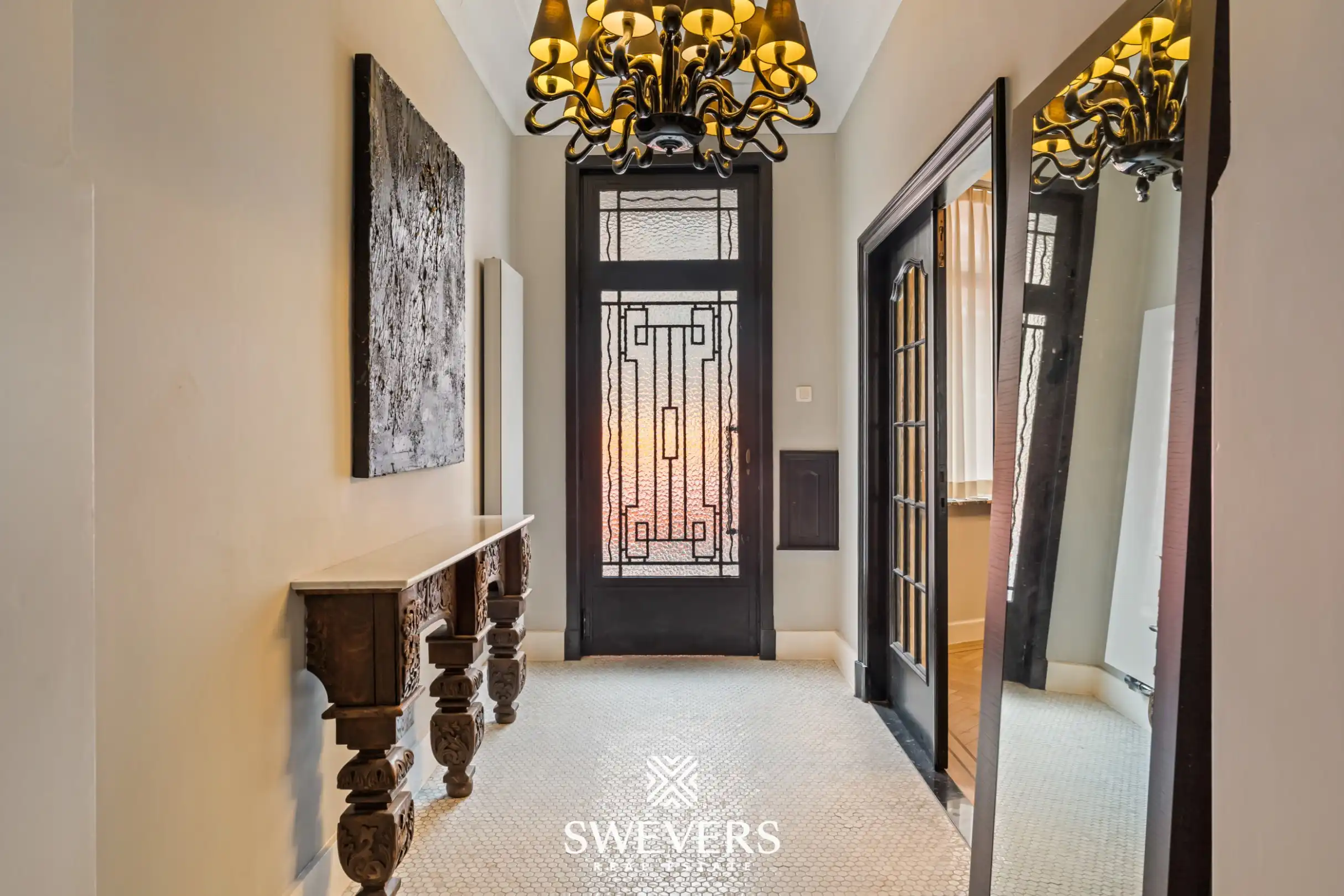 Exclusief gerenoveerde stadswoning met garage en drie terrassen in hartje Hasselt foto 2