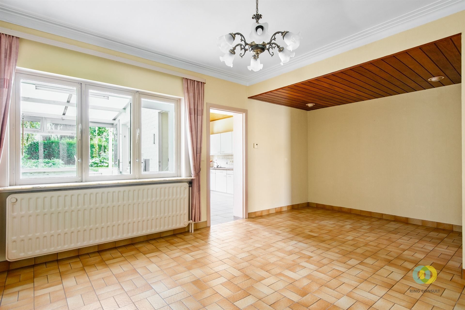 Op te frissen woning met tuin en potentieel foto 3