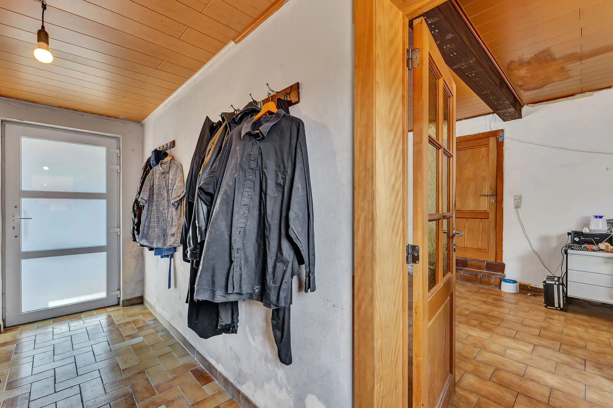 Te renoveren woning met 3 slaapkamers en garage foto 2