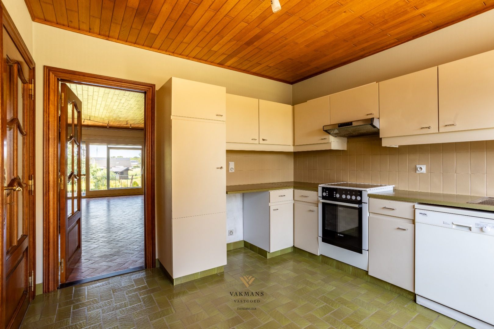 Woning met 3 slaapkamers en grote dubbele garage op prachtige locatie. foto 12