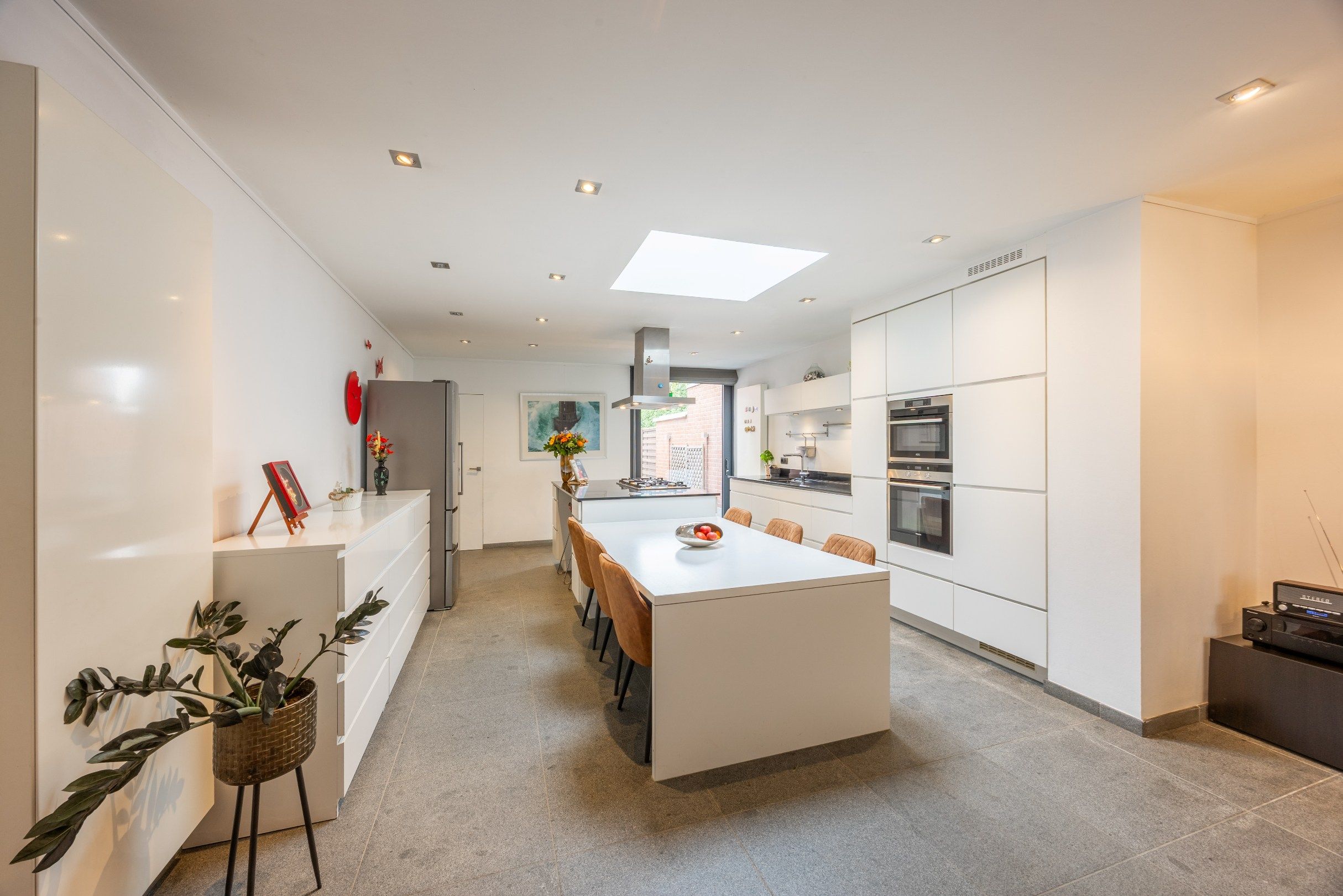 GERENOVEERDE WONING MET TUIN EN UITWEG foto 2