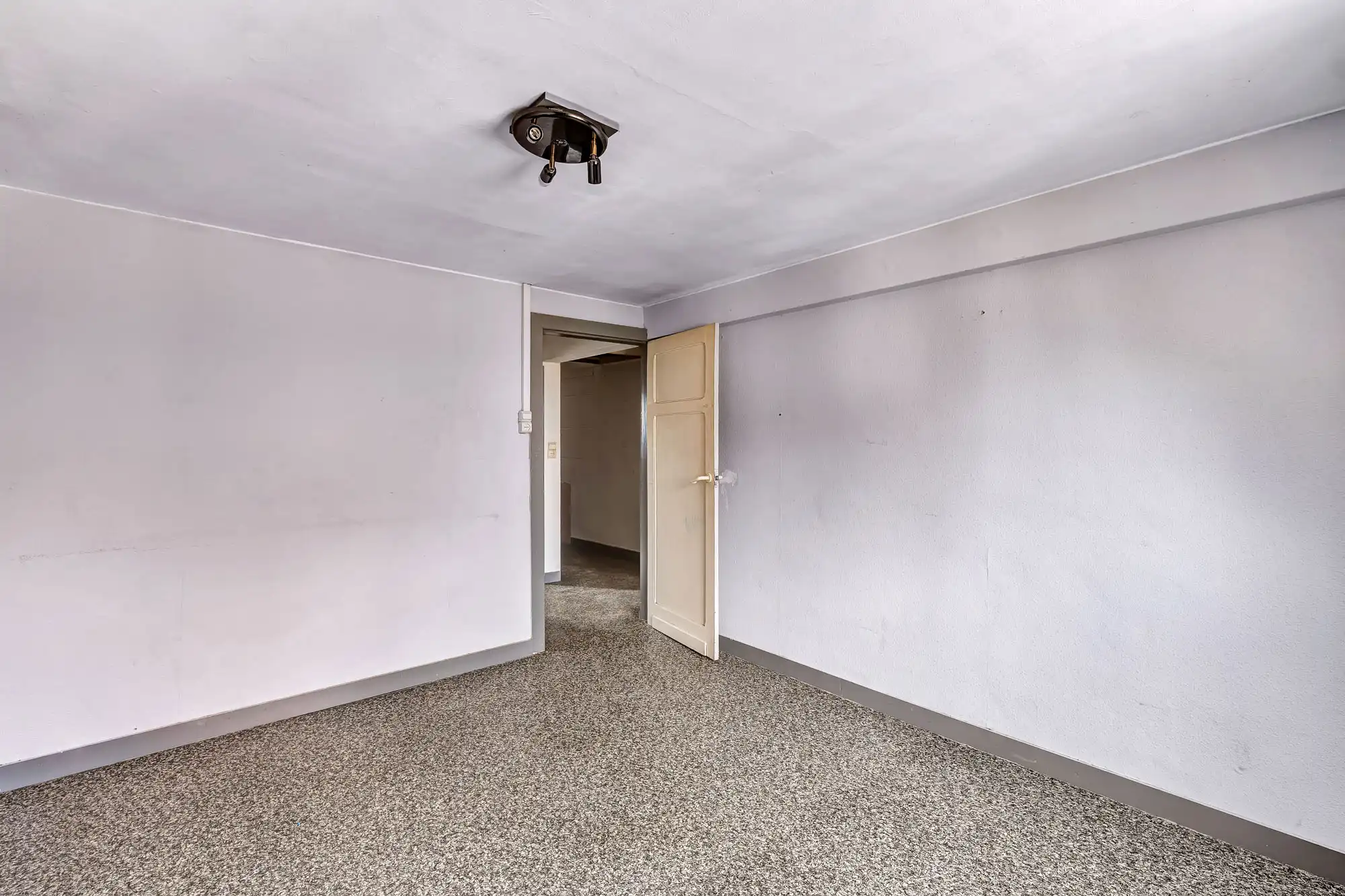 Te renoveren halfopen woning met veel potentieel foto 8