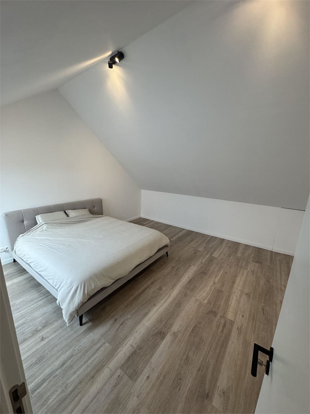 Recent volledig gerenoveerde rijwoning foto 17