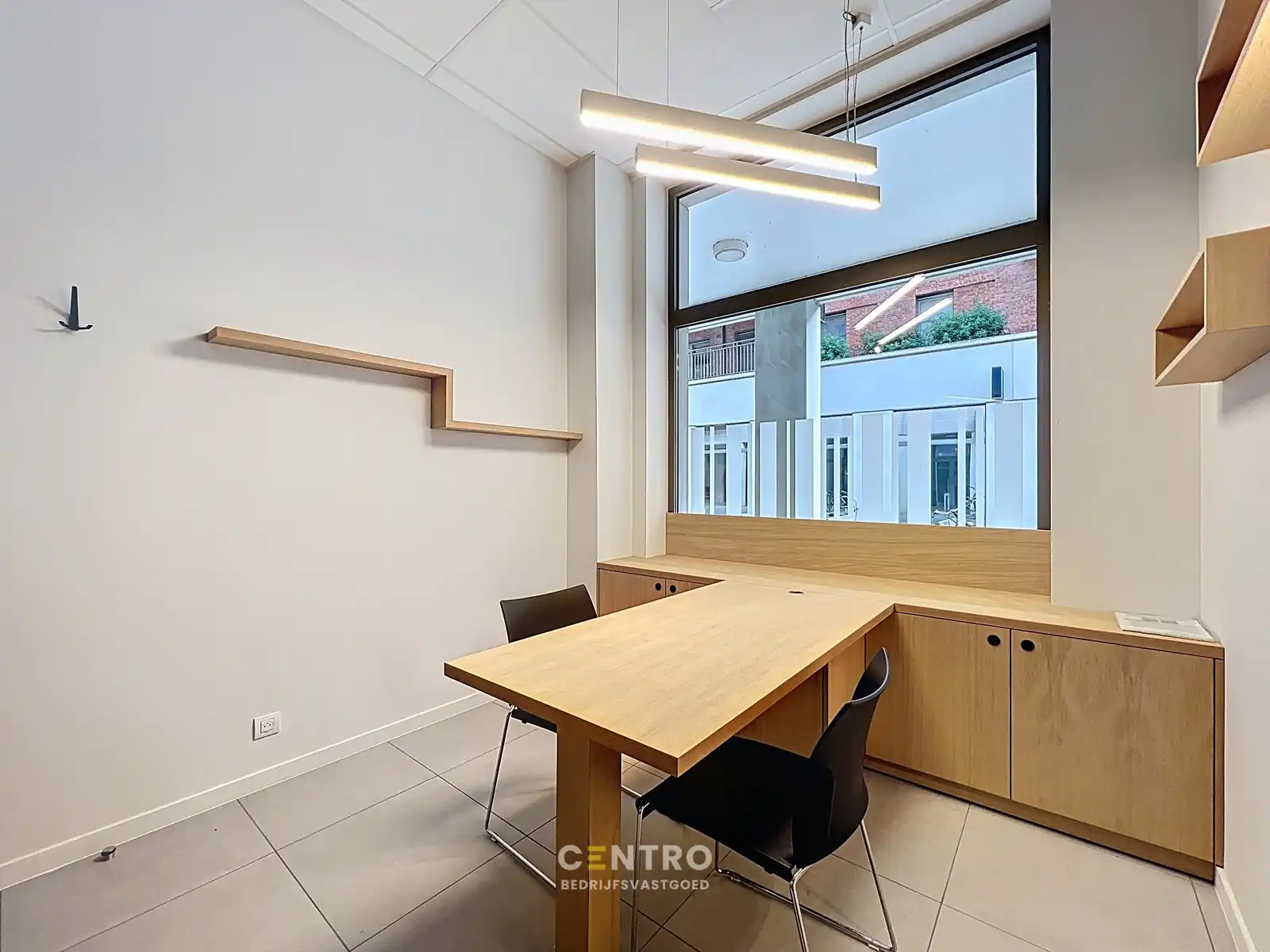 Modern kantoor op een rustige, vlot bereikbare locatie te Roeselare, ideaal voor vrije beroepen en zelfstandigen. foto 5