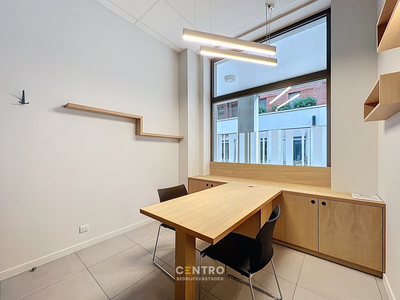 Modern kantoor op een rustige, vlot bereikbare locatie te Roeselare, ideaal voor vrije beroepen en zelfstandigen. foto 5