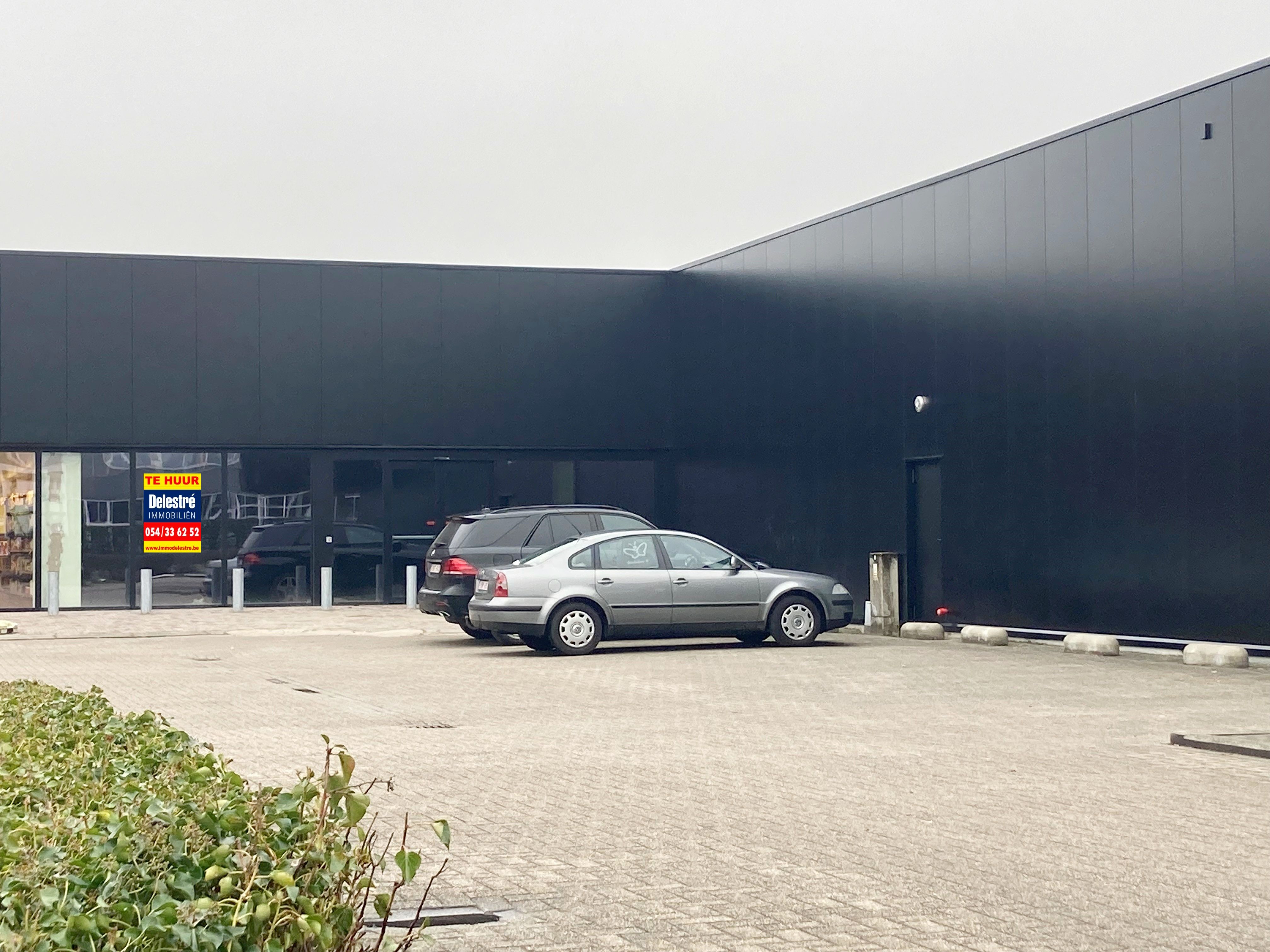 MODERNE BAANWINKEL MET PARKING VLAKBIJ NIEUWE DELHAIZE  foto 2