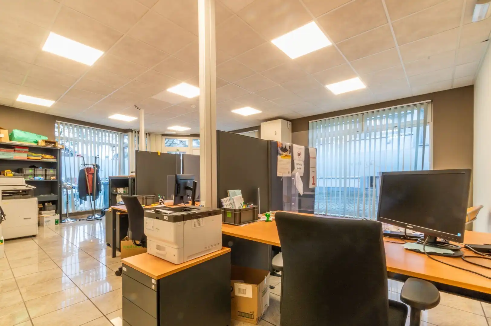 Recent en lichtrijk handels-/kantoorgelijkvloers ! (EPC: B) foto 6