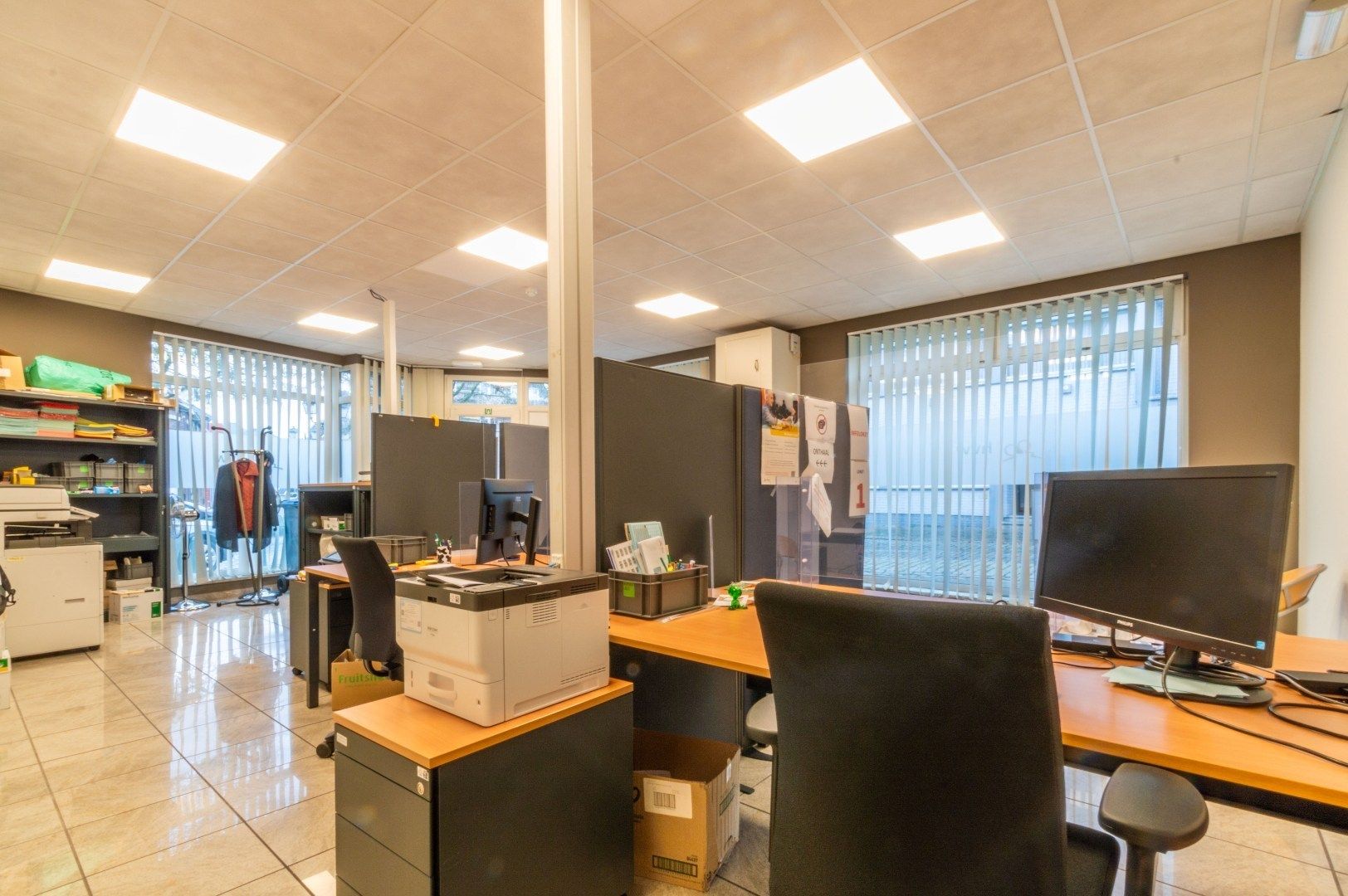 Recent en lichtrijk handels-/kantoorgelijkvloers ! foto 6