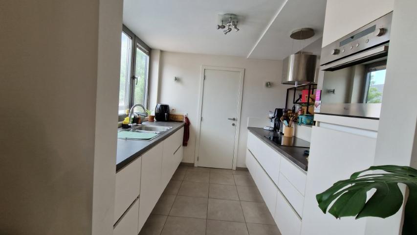 Ruim, energiezuinig DUPLEXAPPARTEMENT met 2slaapkmers, mooie leeefruuimten, terras en parking. foto 10